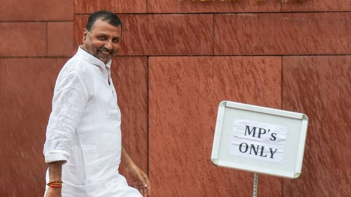 दरअसल, सदन की कार्यवाही चल रही थी. निशिकांत दुबे बोल रहे थे. उन्होंने कहा कि पाकुड़ विधानसभा में अभी दंगा हुआ, क्योंकि पश्चिम बंगाल की पुलिस ने वहां आकर हिंदुओं को भगाने का काम किया. इसकी वजह से गांव के गांव खाली हुए हैं. अगर ये बात गलत है तो मैं इस्तीफा देने को तैयार हूं. मुर्शिदाबाद और मालदा से आए लोगों ने हिंदुओं के ऊपर जुल्म किया..