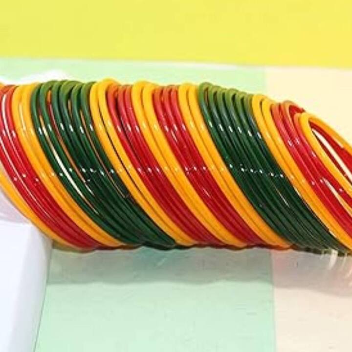 This design of bangles with a combination of green and red color also looks very beautiful. With such bangles, your hands will look full. You will easily get these at the right price. You can also wear such bangles in the office.