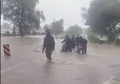 Azva Dam Water: વિશ્વામિત્રીના પાણી લોકોના ઘરોમાં ઘૂસ્યા, આજવા ડેમ ઓવરફ્લૉ થતાં છોડાયુ હતુ પાણી, તસવીરો...