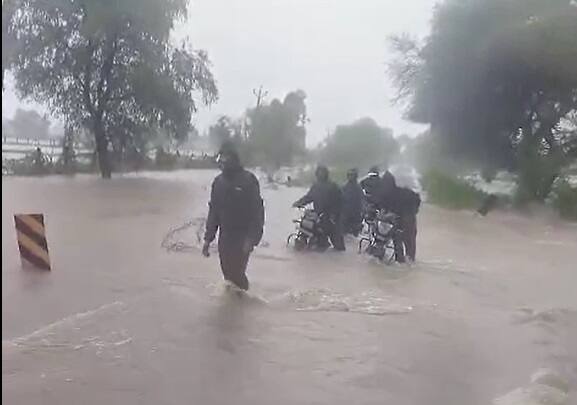 Vadodara Rain: રાજ્યમાં વરસાદી સિસ્ટમ સક્રિય થતાં ભારે વરસાદ વરસી રહ્યો છે. દક્ષિણ ગુજરાત અને સૌરાષ્ટ્ર-કચ્છ બાદ ગઇકાલથી મધ્ય ગુજરાતમાં વરસાદે જોર પકડ્યુ છે.
