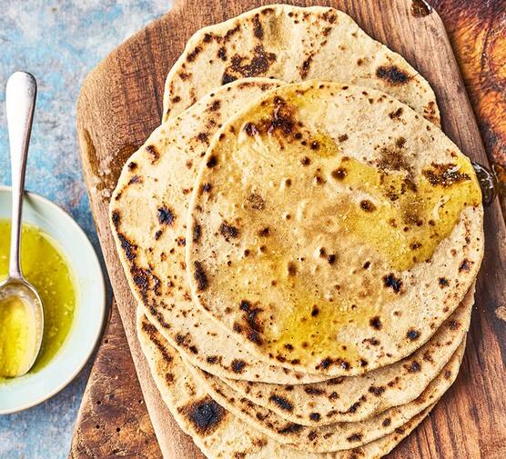 ਜੇਕਰ ਖਾਣਾ ਖਾਂਦੇ ਸਮੇਂ ਤੁਹਾਡੇ ਵਾਰ-ਵਾਰ ਵਾਲ ਝੜਦੇ ਹਨ ਅਤੇ ਅਜਿਹਾ ਤੁਹਾਡੇ ਨਾਲ ਅਕਸਰ ਹੁੰਦਾ ਹੈ ਤਾਂ ਅਜਿਹਾ ਭੋਜਨ ਬਿਲਕੁਲ ਵੀ ਨਾ ਖਾਓ। ਭੋਜਨ ਵਿੱਚ ਵਾਰ-ਵਾਰ ਵਾਲਾਂ ਨੂੰ ਲੱਭਣਾ ਸ਼ੁਭ ਨਹੀਂ ਹੈ। ਅਜਿਹਾ ਮੰਨਿਆ ਜਾਂਦਾ ਹੈ ਕਿ ਇਸ ਨਾਲ ਘਰ ਜਾਂ ਜੀਵਨ ਵਿੱਚ ਅਸ਼ੁਭ ਰਾਹੂ ਦਾ ਪ੍ਰਭਾਵ ਵਧਦਾ ਹੈ।