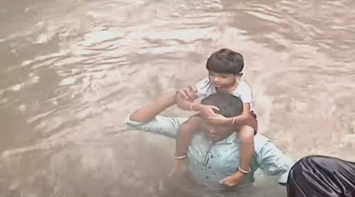 लेकीला खांद्यावर घेऊन वासुदेवरुपी बापाने पाण्यातून वाट काढली, अनेकांनी या बापलेकीला सुखरुप बाहेर काढण्यासाठी मदत केली. निंबज नगरमधील या दृश्याने सध्या मन हेलावून टाकलं आहे.