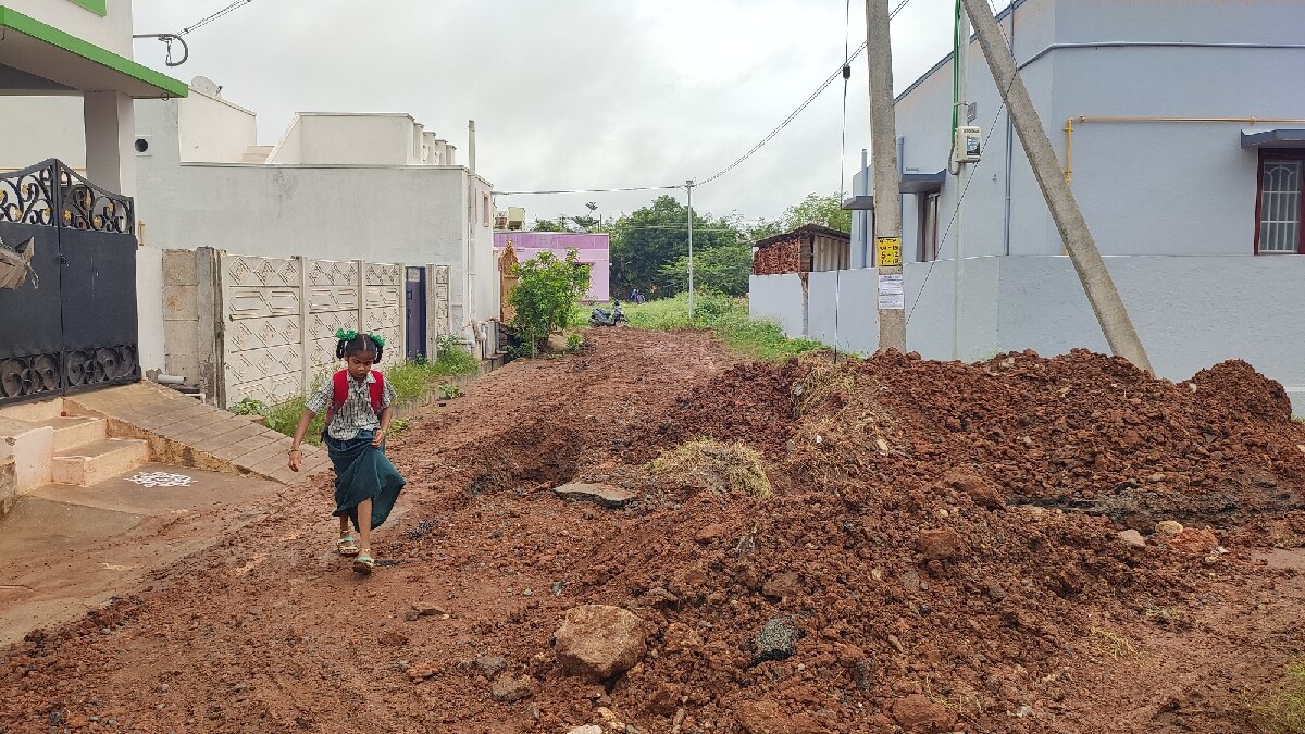 கோவையில் சேறும் சகதியுமாக இருக்கும் சாலைகள் - வாகன ஓட்டிகள் கடும் அவதி