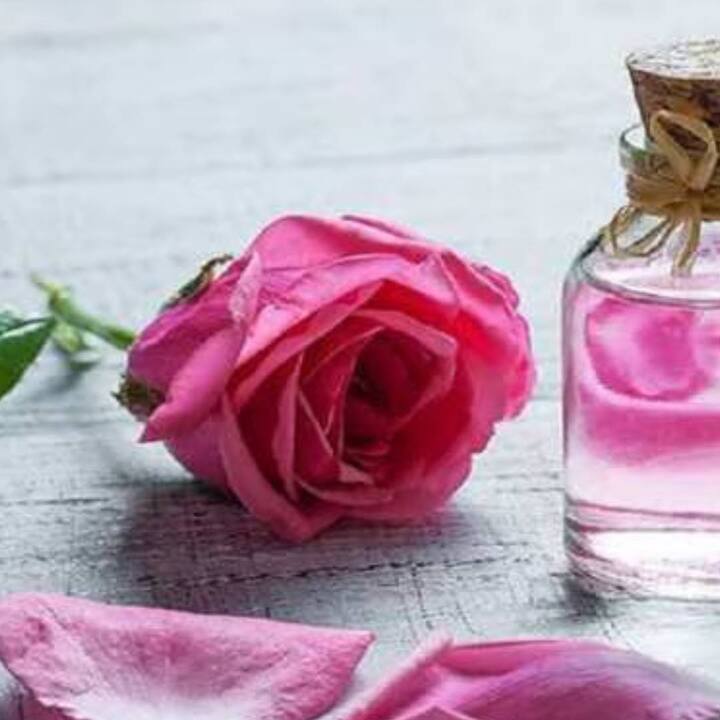 ਇਹ ਤੁਹਾਡੀ ਚਮੜੀ ਨੂੰ ਪੂਰੀ ਤਰ੍ਹਾਂ ਤਰੋਤਾਜ਼ਾ ਬਣਾਉਂਦਾ ਹੈ। ਹਾਲਾਂਕਿ ਤੁਹਾਨੂੰ ਤਾਜ਼ਗੀ ਵਾਲੀ ਚਮੜੀ ਲਈ ਬਾਜ਼ਾਰ 'ਚ ਕਈ ਉਤਪਾਦ ਮਿਲਣਗੇ ਪਰ ਫਿਰ ਵੀ ਗੁਲਾਬ ਜਲ ਦੀ ਵਰਤੋਂ ਸਭ ਤੋਂ ਜ਼ਿਆਦਾ ਕੀਤੀ ਜਾਂਦੀ ਹੈ। ਜੇਕਰ ਦੇਖਿਆ ਜਾਵੇ ਤਾਂ ਗੁਲਾਬ ਜਲ ਇਕ ਤਰ੍ਹਾਂ ਦਾ ਕੁਦਰਤੀ ਉਤਪਾਦ ਹੈ ਜਿਸ ਦੀ ਮਦਦ ਨਾਲ ਚਮੜੀ ਨੂੰ ਸਿਹਤਮੰਦ ਰੱਖਿਆ ਜਾ ਸਕਦਾ ਹੈ। ਗੁਲਾਬ ਜਲ ਦੀ ਵਰਤੋਂ ਕਰਨ ਦਾ ਹਰ ਕਿਸੇ ਦਾ ਆਪਣਾ ਤਰੀਕਾ ਹੁੰਦਾ ਹੈ। ਕੁਝ ਇਸ ਨੂੰ ਟੋਨਿੰਗ ਲਈ ਵਰਤਦੇ ਹਨ ਜਦਕਿ ਕੁਝ ਇਸ ਨੂੰ ਫੇਸ ਮਾਸਕ ਵਿੱਚ ਮਿਲਾ ਕੇ ਲਾਗੂ ਕਰਦੇ ਹਨ। ਕੁਝ ਲੋਕ ਚਮੜੀ ਨੂੰ ਸਾਫ਼ ਕਰਨ ਲਈ ਗੁਲਾਬ ਜਲ ਦੀ ਵਰਤੋਂ ਵੀ ਕਰਦੇ ਹਨ।