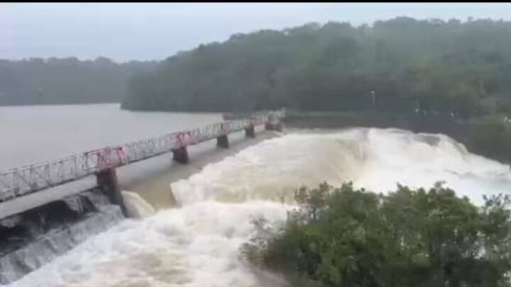 राधानगरी धरणातून भोगावती नदीपात्रात 7 हजार 212 ने विसर्ग सुरु आहे.