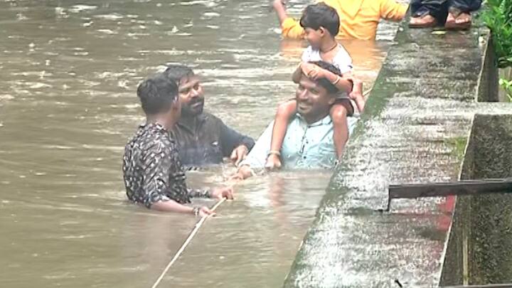 अनेक जण आपल्या घरामध्ये अडकून पडले आहेत. अद्याप मुसळधार पाऊस कोसळत आहे.