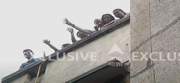 अनेक लोक सोसायटीच्या टेरेसवर जाऊन बसले आहेत. बचावासाठी ते देखील लोकांना पाचारण करत आहेत.