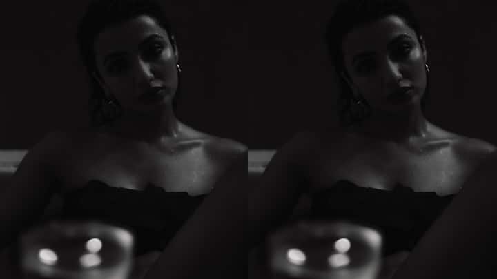 వెట్​ లుక్​తో బ్లాక్​ అండ్ వైట్​ ఫోటోషూట్ చేసింది తేజస్విని మదివాడ. ఈ స్లీవ్ లెస్ డ్రెస్​ వేసుకుని.. హాట్ లుక్స్​లో ఫోటోలకు ఫోజులిచ్చింది. (Image Source : Instagram/Tejaswi Madivada)