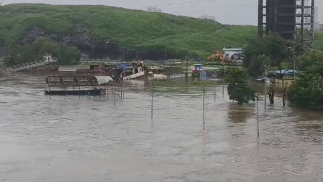 Maharashatra Rain Update : मोठी बातमी : मुसळधार पावसाचा फटका, ठाणे, रत्नागिरी, रायगड आणि सातारा जिल्ह्यातील शाळांना सुट्टी जाहीर Maharashatra Rain Update Due to heavy rains holidays have been declared for schools in Thane Ratnagiri Raigad and Satara districts Marathi News Maharashatra Rain Update : मोठी बातमी : मुसळधार पावसाचा फटका, ठाणे, रत्नागिरी, रायगड आणि सातारा जिल्ह्यातील शाळांना सुट्टी जाहीर