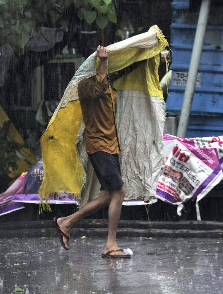 मौसम विभाग के अनुसार आज गुरुवार (25 जुलाई) को दिल्ली के कुछ इलाकों में भारी बारिश होने का अनुमान है. वहीं आज दिल्ली का अधिकतम तापमान 34 डिग्री और न्यूनतम तापमान 26 डिग्री सेल्सियस रहने की उम्मीद है.