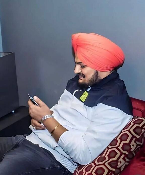 ਫੈਨਜ਼ ਵੱਲੋਂ ਦਿੱਤੀ ਜਾ ਰਹੀ ਪ੍ਰਤੀਕਿਰਿਆ... ਮਾਤਾ ਚਰਨ ਕੌਰ ਦੀ ਇਸ ਪੋਸਟ ਉੱਪਰ ਪ੍ਰਸ਼ੰਸਕਾਂ ਵੱਲੋਂ ਪ੍ਰਤੀਕਿਰਿਆ ਦਿੱਤੀ ਜਾ ਰਹੀ ਹੈ। ਇੱਕ ਫੈਨ ਨੇ ਲਿਖਿਆ, 'ਹਿੰਦੀ ਦੁਨੀਆ ਤੇ ਨਾਮ ਰਹੂਗਾ ਜੱਟ ਮੂਸੇਵਾਲਾ ਕਹਿੰਦਾ ਜੱਟੀਏ ❤️ #justiceforsidhumoosewala'... ਇੱਕ ਹੋਰ ਫੈਨ ਨੇ ਲਿਖਿਆ, 'ਮਾਂ ਸਿੱਧੂ ਬਾਈ ਇੱਥੇ ਹੀ ਹੈ ਸਾਡੇ ਵਿਚਾਲੇ, ਮਹਿਜ਼ ਇੱਕ ਵਾਰ ਆਪਣੇ ਦਿਲ ਤੋਂ ਮਹਿਸੂਸ ਕਰਕੇ ਵੇਖੋ। ਓਹ ਹਮੇਸ਼ਾ ਹਰੀ ਸਾਡੇ ਸਭ ਦੇ ਨਾਲ ਹੈ। 'ਇਸ ਤੋਂ ਇਲਾਵਾ ਇੱਕ ਹੋਰ ਯੂਜ਼ਰ ਨੇ ਟਿੱਪਣੀ ਕਰਦੇ ਹੋਏ ਲਿਖਿਆ, ਮਹਿਸੂਸ ਕਰੋ ਤਾ ਸਭ ਕੁੱਝ ਹੈਗਾ.... ਨਾ ਕਰੋ ਤਾ ਕੁੱਝ ਵੀ ਨੀ ^💔...ਇਸਦੇ ਨਾਲ ਹੀ ਇੱਕ ਹੋਰ ਨੇ ਲਿਖਿਆ, ਜੇ ਲੋਕਾਂ ਦੀਆਂ ਭਾਵਨਾਵਾਂ ਰੱਬ ਦੀਆਂ ਕੰਧਾਂ ਹਿਲਾ ਕੇ ਸਿੱਧੂ ਵਾਪਿਸ ਲੈਕੇ ਆ ਸਕਦੀਆਂ ਨੇ ਤਾਂ ਓਹਨਾਂ ਜਾਲਮਾਂ ਦਾ ਨਾਸ਼ ਵੀ ਕਰ ਸਕਦੀਆਂ ਨੇ...