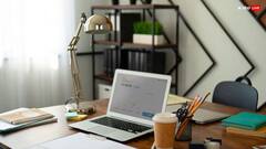 ऑफिस में अपनी टेबल को इस तरीके से करें डेकोरेट, हर कोई पूछने लगेगा आपसे टिप्स