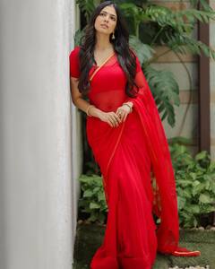 Malavika Mohanan Photos : சிவப்பு சேலையில் மனதை அள்ளும் நடிகை மாளவிகா மோகனன்!