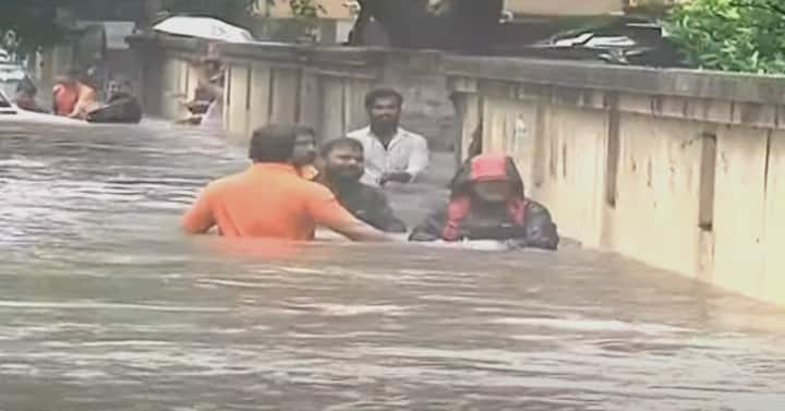 खांद्यापर्यंत पाणी भरल्याने लोक घाबरुन गेले आहेत. वयोवृद्धांपासून लहानांना पाण्यातून बाहेर काढण्यासाठी अनेक मंडळं पुढे सरसावले आहेत.