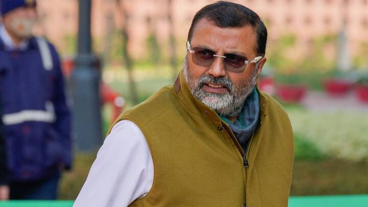 झारखंड के गोड्डा से भाजपा सांसद निशिकांत दुबे ने आज ( 25 जुलाई ) लोकसभा सदन में बड़ी मांग कर दी है. निशिकांत दुबे ने एनआरसी लागू करने की बात की. इसके पीछे की क्या वजह है आपको बताते हैं.