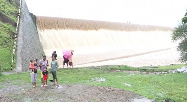 ડોસાવાડા ડેમ ઓવરફ્લૉ થતા આજુબાજુના ત્રણ તાલુકાના ખેડૂતો અને પશુપાલકોમાં ખુશી પ્રસરી છે. વ્યારા, સોનગઢ અને વાલોડ તાલુકાના ખેડૂતો અને પશુપાલકો આ ડેમ ઓવરફ્લૉ થતાં ખુશ થયા છે. જોકે, બીજીબાજુ ડોસાવાડા ડેમના નીચાણવાળા વિસ્તારોમાં આવતા 12થી વધુ ગામને એલર્ટ પણ કરાયા છે.