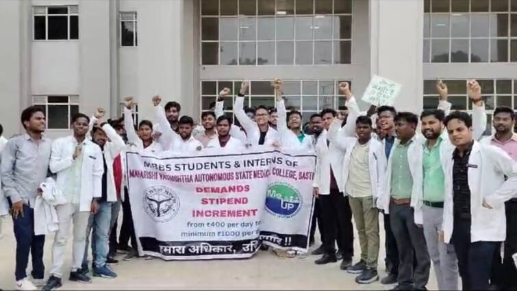 Basti Maharshi Vashishtha Medical College students demonstrated to increase internship honorarium Ann बस्ती के महर्षि वशिष्ठ मेडिकल कॉलेज में MBBS के छात्रों का हंगामा, इंटर्नशिप मानदेय बढ़ाने की रखी मांग