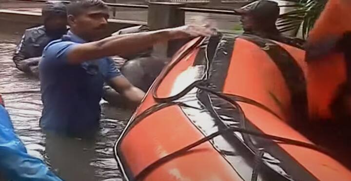 नागरिकांच्या बचावासाठी रेस्क्यू टीमला पाचारण करण्यात आलं. बोटी, लाईफ जॅकेट घेऊन रेस्क्यू टीम पुण्यातील पूरजन्य भागात पोहोचली आहे.