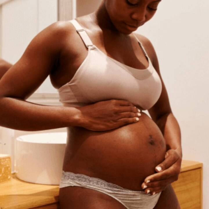 ਨਰਾਇਣਾ ਹਸਪਤਾਲ ਦੇ ਇੰਟਰਨਲ ਮੈਡੀਸਨ ਵਿਭਾਗ ਦੇ ਡਾਕਟਰ ਪੰਕਜ ਵਰਮਾ ਦਾ ਕਹਿਣਾ ਹੈ ਕਿ ਬਰਸਾਤ ਦੇ ਮੌਸਮ ਦੌਰਾਨ ਡੇਂਗੂ ਦਾ ਖਾਸ ਖਿਆਲ ਰੱਖਿਆ ਜਾਵੇ। ਗਰਭ ਅਵਸਥਾ ਦੌਰਾਨ ਔਰਤਾਂ ਦੀ ਇਮਿਊਨਿਟੀ ਵੈਸੇ ਵੀ ਕਮਜ਼ੋਰ ਹੁੰਦੀ ਹੈ। ਅਜਿਹੇ 'ਚ ਉਨ੍ਹਾਂ ਨੂੰ ਡੇਂਗੂ ਦਾ ਜ਼ਿਆਦਾ ਖਤਰਾ ਹੈ। ਆਓ ਜਾਣਦੇ ਹਾਂ ਮਾਹਿਰਾਂ ਤੋਂ ਜੇਕਰ ਗਰਭ ਅਵਸਥਾ ਦੌਰਾਨ ਡੇਂਗੂ ਹੋ ਜਾਵੇ ਤਾਂ ਔਰਤਾਂ ਨੂੰ ਕੀ ਕਰਨਾ ਚਾਹੀਦਾ ਹੈ ਅਤੇ ਕੀ ਨਹੀਂ ਕਰਨਾ ਚਾਹੀਦਾ?