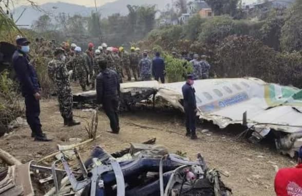 Flight Insurance Policy: જો તમે ફ્લાઇટમાં મુસાફરી કરો છો તો ટ્રેનની જેમ ઑનલાઇન બુકિંગ પર વીમાની સુવિધા ઉપલબ્ધ નથી. આ માટે તમારે અલગથી ફી ચૂકવવી પડશે. નેપાળમાં થયેલા આ અકસ્માતમાં 18 લોકોના મોત થયા હતા. જેમાં પાયલટ પણ સામેલ હતો. અકસ્માતમાં જીવ ગુમાવનારા લોકોને હવે વળતર આપવામાં આવશે. વીમા કંપની આ રકમ ચૂકવશે.