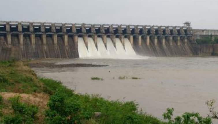 Release of water from the Ujani dam in Pune district has started Maharashtra rain news शेतकऱ्यांसाठी मोठी बातमी! उजनी धरण आज प्लसमध्ये येणार, मोठ्या प्रमाणात धरणात विसर्ग सुरु, सध्या पाणीसाठी किती? 