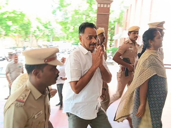 Karur ex minister MR Vijayabaskar allowed questioned police custody one day. முன்னாள் அமைச்சர் எம்.ஆர்.விஜயபாஸ்கரை ஒரு நாள் போலீஸ் காவலில் வைத்து விசாரிக்க அனுமதி!