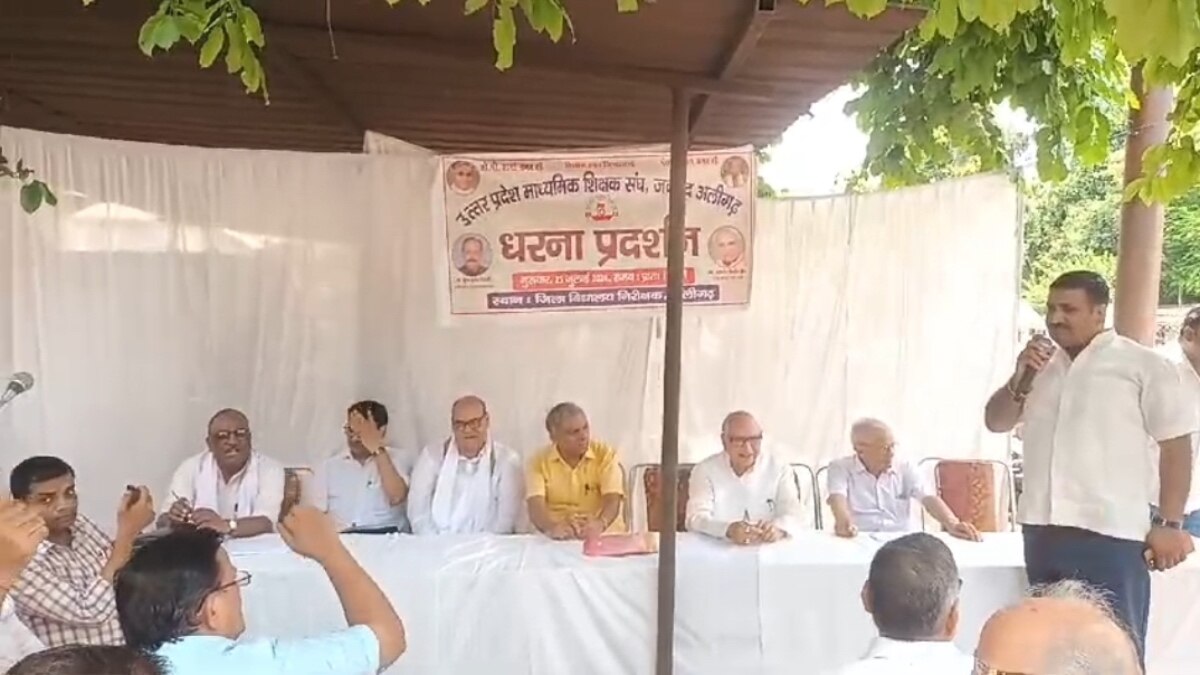 शिक्षकों को मिला सपा का साथ, अलीगढ़ के पूर्व MLC जगवीर ने खोला योगी सरकार के खिलाफ मोर्चा