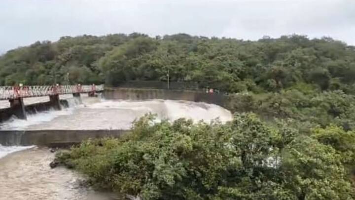 बंधारे बंद असल्याने अनेक गावांशी थेट संपर्क तुटला असून काही गावांना बेटाचे स्वरुप प्राप्त झालं आहे.