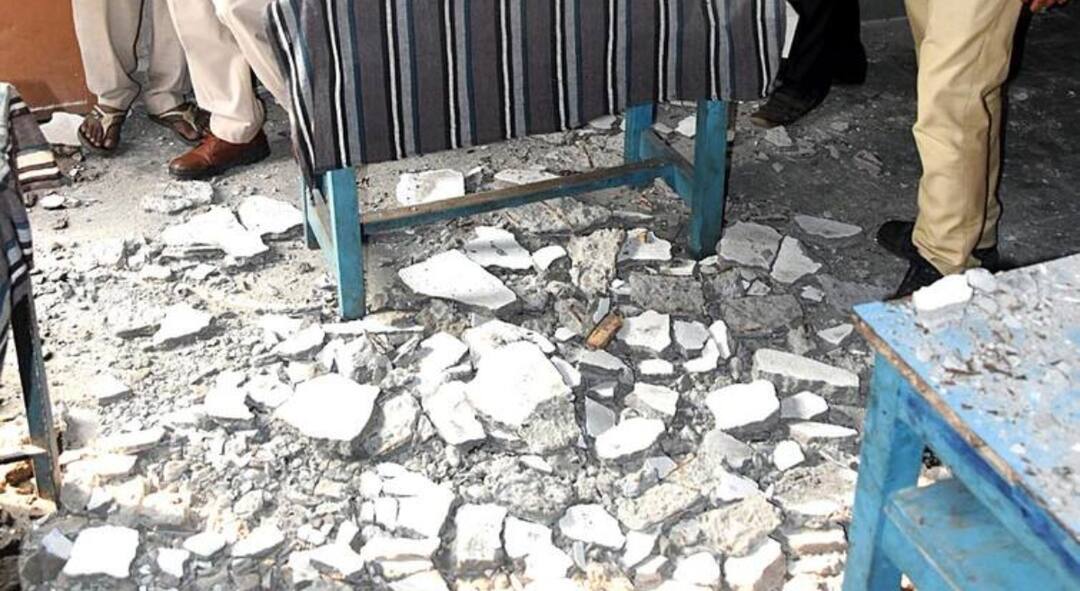 नरसिंहपुर के सरकार स्कूल में बड़ा हादसा, पढ़ते वक्त गिरा छत का प्लास्टर, 9 छात्राएं घायल Narsinghpur CM Rise School Roof Ceiling Plaster Collapse many Students Injured नरसिंहपुर के सरकार स्कूल में बड़ा हादसा, पढ़ते वक्त गिरा छत का प्लास्टर, 9 छात्राएं घायल