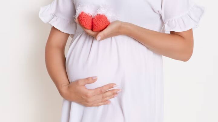 विटामिन B12 शरीर के लिए बहुत जरूरी है. यह लाल रक्त कोशिकाएं बनाने में मदद करता है, जिससे शरीर को ऑक्सीजन मिलती है। यह हमारे तंत्रिका तंत्र को भी हेल्दी रखता है.