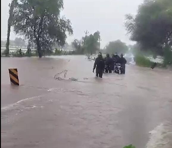 લેટેસ્ટ આંકડા પ્રમાણે, વડોદરામાં 9 ઇંચ વરસાદ ખાબકતાં જનજીવન અસ્તવ્યસ્ત થઇ ગયુ છે, રાજ્યમાં કુલ 236 તાલુકામાં વરસાદ ખાબક્યો છે અને સૌથી વધુ આણંદ જિલ્લાના બોરસદમાં 14 ઇંચ વરસાદ પડ્યો છે.