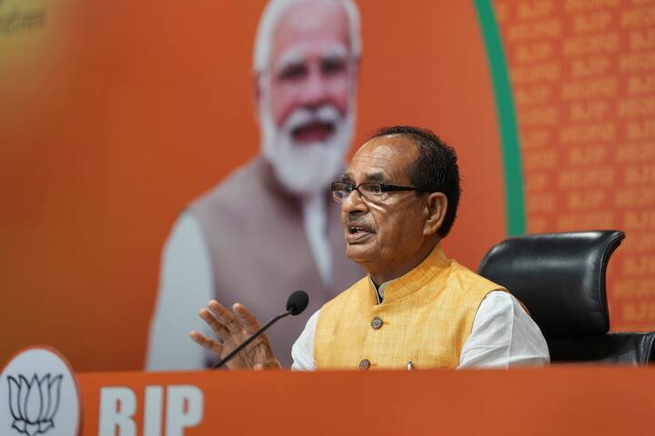 हालांकि, शिवराज सिंह चौहान ने आगे कहा कि कांग्रेस के कई मित्रों ने शपथ ग्रहण की तैयारियां कर ली थीं. यहां तक कि उन्होंने अपने नए सूट भी सिला लिए थे.