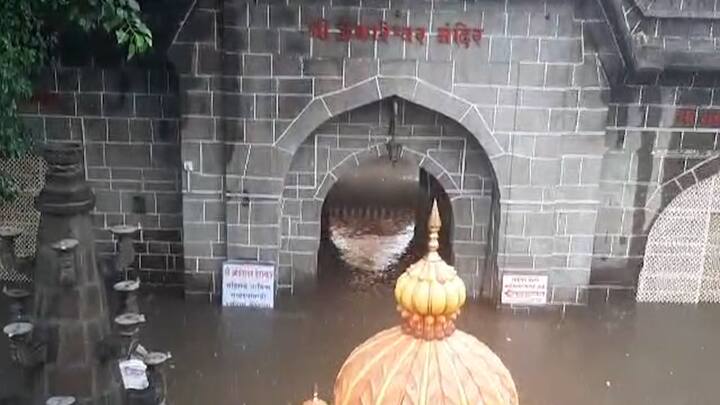 पुण्यातील ओंकारेश्वर मंदिरातही पाणी घुसलं आहे.