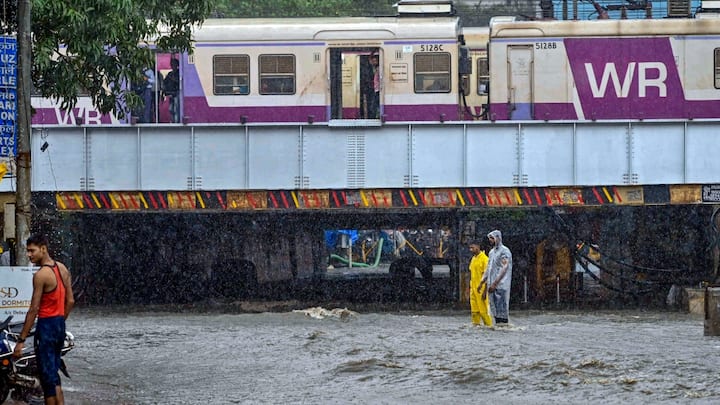 Mumbai Rains: महाराष्ट्र में पिछले हफ्ते एक्टिव हुई मानसून से राज्य के कई इलाकों में तेज बारिश हो रही है. मुंबई और पुणे तो बारिश में लगभग आधी डूब चुकी है.