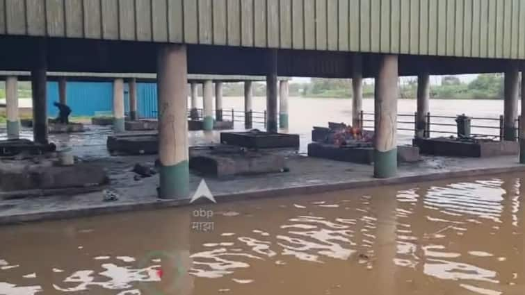 Rain also prevented the funeral in sangli Krishna water in the crematorium in Sangli Sangli Rain Update : पावसाने अंत्यसंस्कारही रोखले, सांगलीत कृष्णेचं पाणी स्मशानभूमीत!