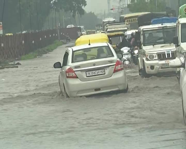 Ahmedabad Rain Impact: આજે સવારથી અમદાવાદ શહેરના વિવિધ વિસ્તારોમાં વરસાદી ઝાપટાં પડ્યાં છે, જેના કારણે કેટલાક વિસ્તારોમાં પાણી ભરાવાની સમસ્યા સર્જાઈ છે.