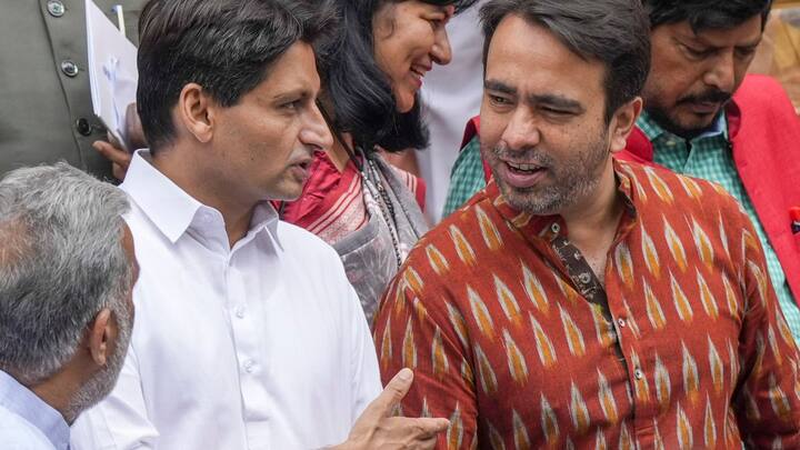 यूपी तक की रिपोर्ट के मुताबिक पिछले कुछ दिनों से जयंत चौधरी भाजपा सरकार के कुछ फैसलों को लेकर खुले तौर पर अपनी नाराजगी जाहिर कर रहे हैं.