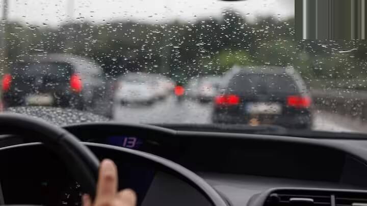 Car Care Tips Rain: ગુજરાતમાં અત્યારે વરસાદી મોહાલ જામ્યો છે, આ વરસાદી સિઝનમાં કારનું ખાસ ધ્યાન રાખવું જરૂરી છે, નહીં તો મોટી મુશ્કેલીમાં મુકાઇ શકાય છે.