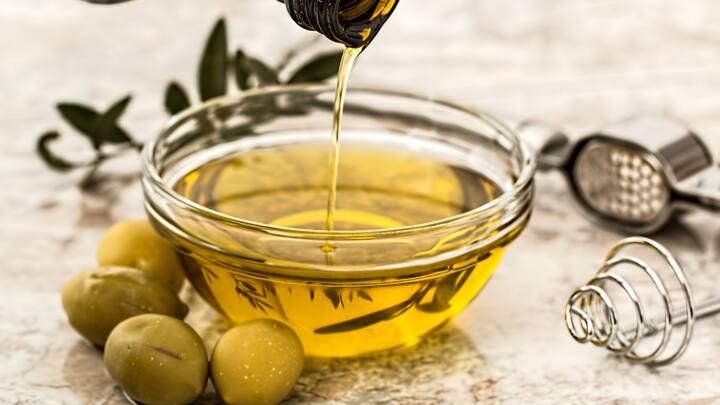 Olive Oil: Olive oil offers both saturated and monounsaturated fats, as well as essential fats like Omega-6 and Omega-3. Olive oil, made from pressed olives, is considered one of the healthiest oils. Extra virgin olive oil (EVOO) is the least processed and of the highest quality. It's packed with antioxidants and has a strong flavour. EVOO has a low smoke point, making it ideal for low-heat cooking, dressings, and dips. (Image Source: Canva)