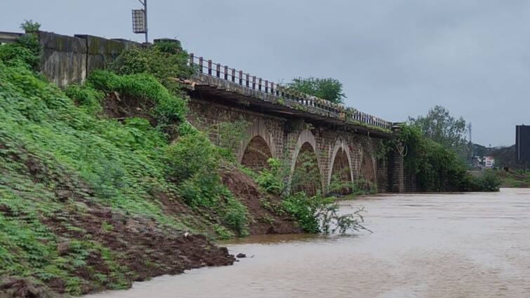 35 Foot Bridge Built In Open Field In Araria Without Road Access DM Seeks Report Bihar: 35-Ft Bridge Built In Open Field In Araria Without Road Access; DM Seeks Report