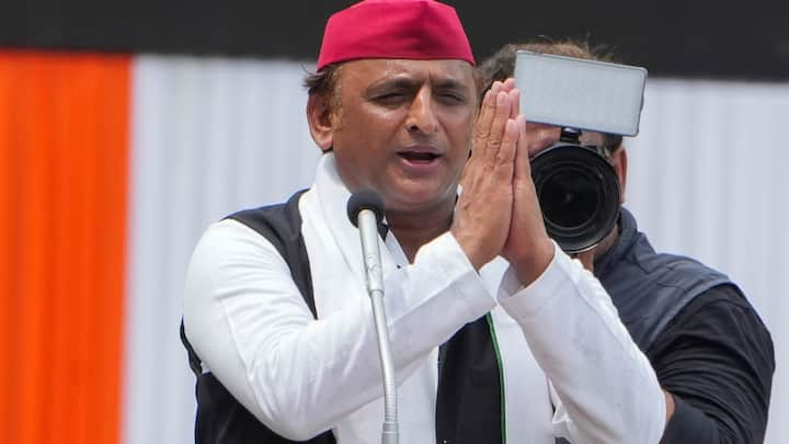 Akhilesh On Jayant Choudhary: पिछले कुछ दिनों से जयंत चौधरी के बयानों से ये कयास लगाए जा रहे हैं कि वह एनडीए का साथ छोड़कर सपा में शामिल हो सकते हैं, लेकिन इस पर अखिलेश यादव ने क्या कहा बताते हैं.