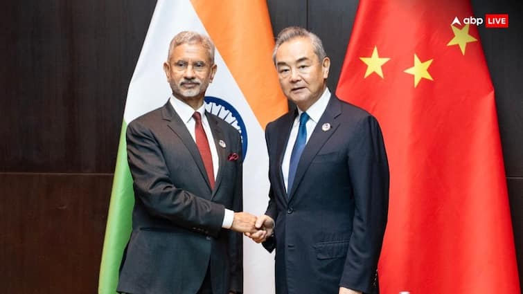 एस जयशंकर ने की चीन के विदेश मंत्री से मुलाकात, LAC के मुद्दे पर सुना दी दो टूक, कह दी ये बात MEA S Jaishankar Meets China Foreign Minister Wang Yi ASEAN Give Strict Message border would be reflected in the state of our ties एस जयशंकर ने की चीन के विदेश मंत्री से मुलाकात, LAC के मुद्दे पर सुना दी दो टूक, कह दी ये बात