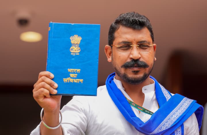 दरअसल, लोकसभा चुनाव 2024 के मद्देनजर चंद्रशेखर आजाद ने सपा चीफ अखिलेश यादव से नगीना सीट मांगी थी पर यूपी के पूर्व सीएम इस पर राजी न हुए.