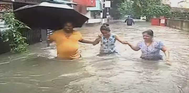अनेक कुटुंब जीव मुठीत धरुन पूरजन्य स्थितीतून बाहेर पडत आहेत.