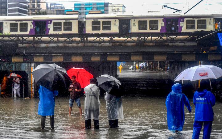 Mumbai Rains: મહારાષ્ટ્રમાં ગયા અઠવાડિયે સક્રિય થયેલા ચોમાસાને કારણે રાજ્યના ઘણા વિસ્તારોમાં ભારે વરસાદ થઈ રહ્યો છે. મુંબઈ અને પૂણે વરસાદમાં લગભગ અડધા ડૂબી ગયા છે.