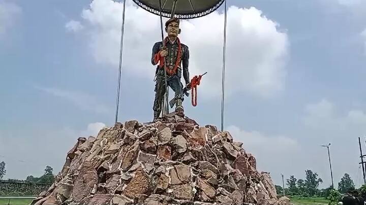 आजमगढ़ में कारगिल शहीद दिवस पर विभिन्न कार्यक्रमों का आयोजन किया गया. सूबेदार मेजर के नेतृत्व में एनसीसी कैडेट्स ने शहीद रामसमुझ यादव की प्रतिमा पर पुष्प चक्र अर्पित कर श्रद्धांजलि दी. इस दौरान सभी कैडेट्स को रामसमुझ यादव के बारे में विस्तार से जानकारी दी गई.