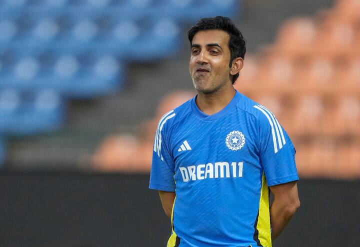 टीम इंडियाचे माजी क्रिकेटपटू संदीप पाटील यांनी गौतम गंभीरबाबत एक मोठं वक्तव्य केलं आहे. गौतम गंभीरनं खेळाडूंना कोचिंग करण्याऐवजी मदत करावी, असं त्यांनी म्हटलं आहे.