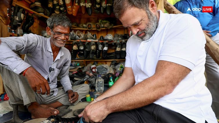 Rahul Gandhi Stopped Car In Sultanpur Repaired Old Shoes by himself at Cobbler Shop know Gave Assurance of what अचानक मोची की दुकान पहुंच गए राहुल गांधी, खुद ही ठीक किए अपने जूते; कर दिया ये बड़ा वादा