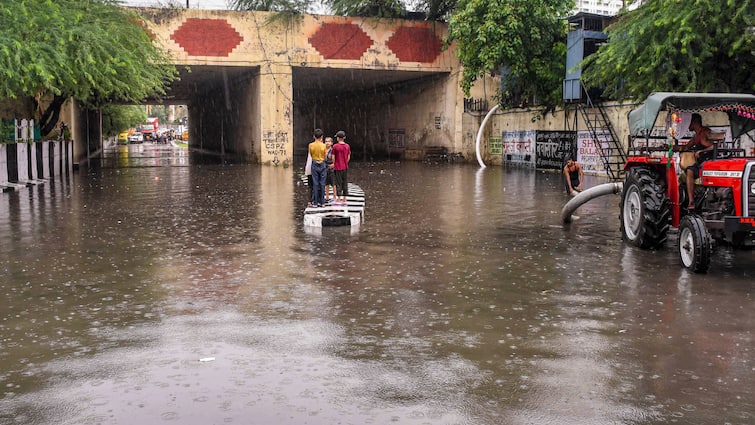 Heavy Rain Delhi Waterlogging Traffic Snarls Uttarakhand Schools Shut Amid Showers IMD Orange Yellow Alert Heavy Rain Waterlogs Delhi, Schools Shut In Uttarakhand Amid Showers. Check IMD Alert for These States