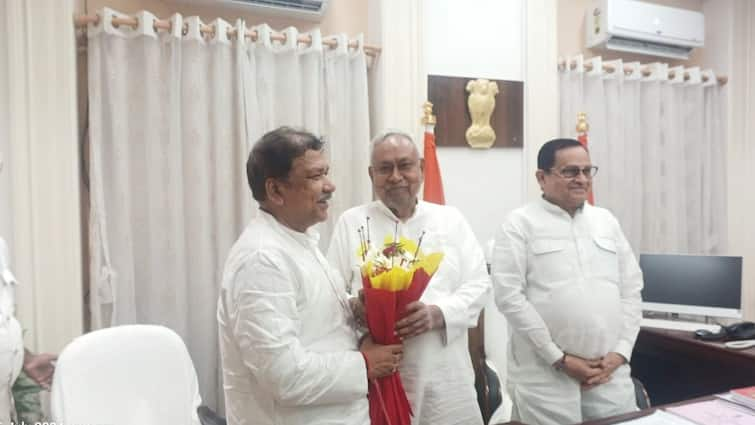 BJP state president Dilip Jaiswal met CM Nitish Kumar regarding development of Bihar Dilip Jaiswal: बीजेपी के प्रदेश अध्यक्ष बनते ही एक्शन में दिलीप जायसवाल, CM नीतीश से मुलाकात कर बताया 'रोडमैप'